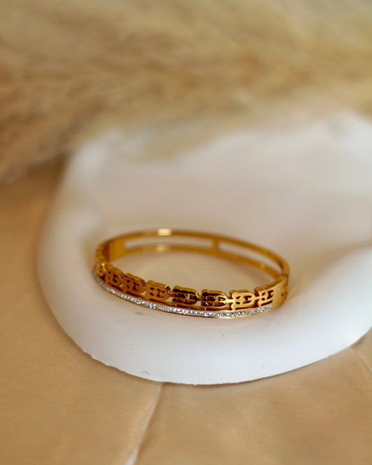 Elegant 18K Gold Plated Bracelet with Stone Detailing