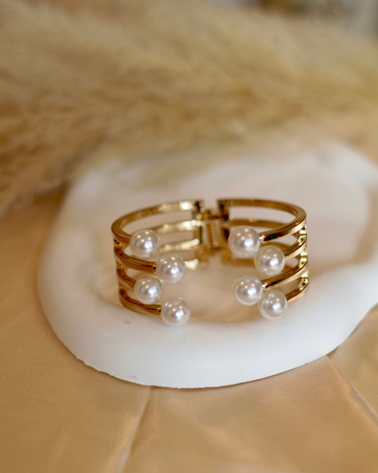 Extremely Beautiful Gold-Plated Pearl Detailing Bracelet