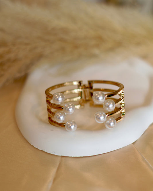 Extremely Beautiful Gold-Plated Pearl Detailing Bracelet